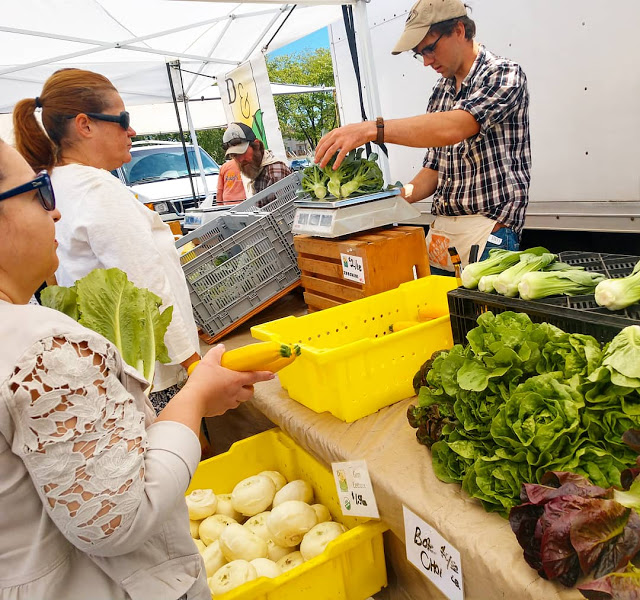 9 Benefits of Shopping at Farmers Markets